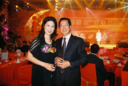 珠海市常務(wù)副市長(zhǎng)冼文先生與美國(guó)華策公司董事長(zhǎng)于愛娣女士在晚會(huì)現(xiàn)場(chǎng)