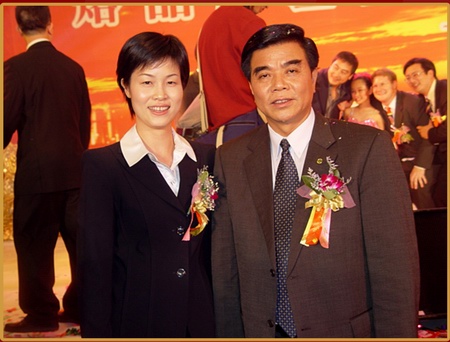 中山市市委書記、人大主任崔國(guó)潮先生與華策集團(tuán)董事局主席助理許文女士合影