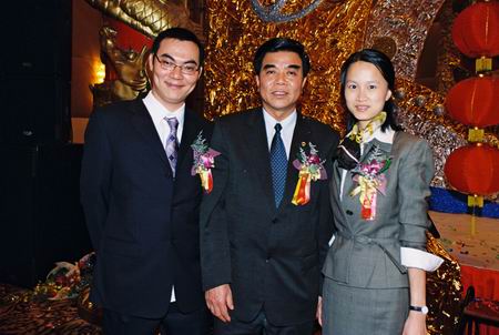 珠海市常務(wù)副市長(zhǎng)冼文先生與美國(guó)華策公司董事長(zhǎng)于愛娣女士在晚會(huì)現(xiàn)場(chǎng)、左為華策集團(tuán)董事局副主席楊智雄，右為華策集團(tuán)銷售總監(jiān)楊影菲女士