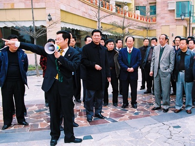楊峰主席(前一)親自帶領考察團參觀集團開發(fā)的項目 楊峰主席(前一)親自帶領考察團參觀集團開發(fā)的項目
