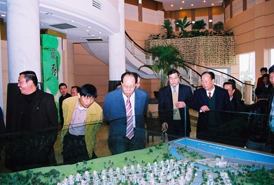 考察團在參觀和了解項目建設情況 考察團在參觀和了解項目建設情況