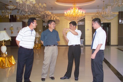 戎書記(右二)和王市長(左二)參觀威力谷照明公司 戎書記(右二)和王市長(左二)參觀威力谷照明公司