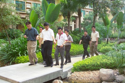 戎書記和王市長在藍波灣小區內 戎書記和王市長在藍波灣小區內