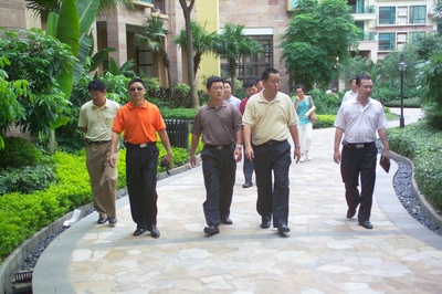 考察團在藍波灣小區(qū)內參觀 考察團在藍波灣小區(qū)內參觀