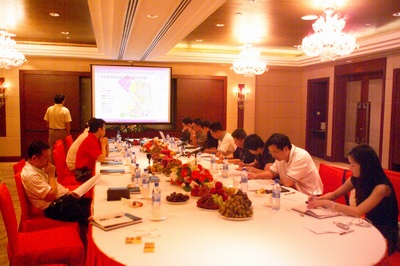 集團有關成員與桂林市考察團研討桂林項目事宜 集團有關成員與桂林市考察團研討桂林項目事宜